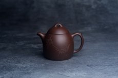 紫砂壶图片：美壶福利特惠 精致特好老紫泥秦权壶 刻竹子 特文气 - 全手工紫砂壶网