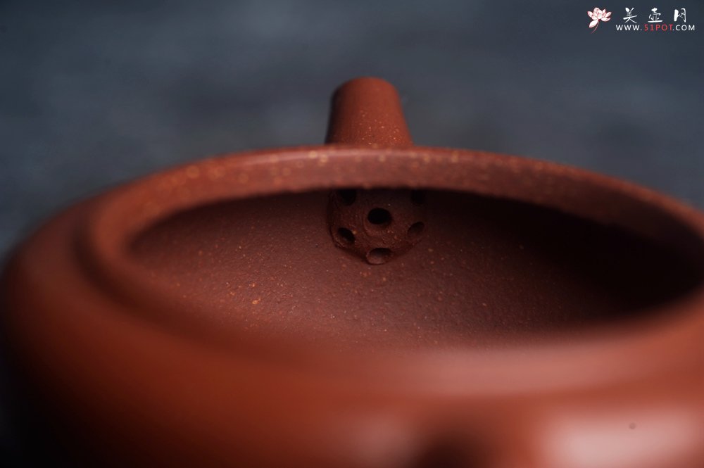 紫砂壶图片：美壶特惠 特好降坡泥玉扁壶 茶人醉爱 - 全手工紫砂壶网