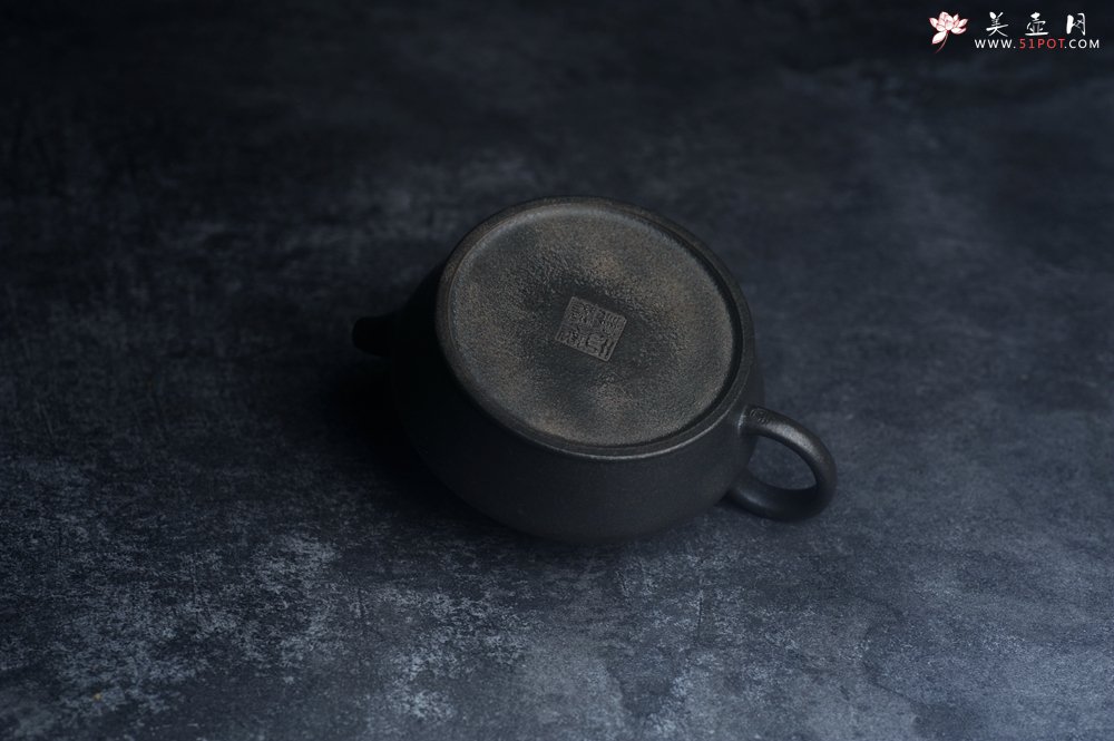 紫砂壶图片：美壶特惠 精品柴烧青灰泥卡盖虚扁紫砂壶刻竹特文气 - 全手工紫砂壶网