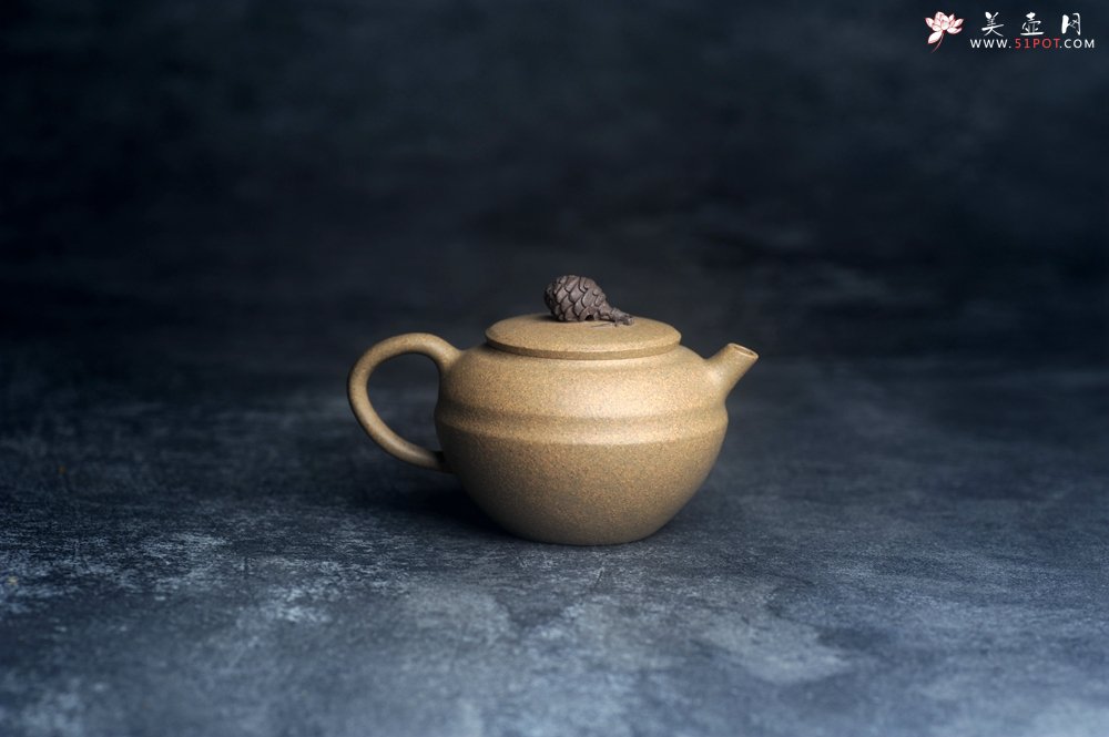 紫砂壶图片：美壶特惠 特好段泥精致松果壶 茶人醉爱 - 全手工紫砂壶网