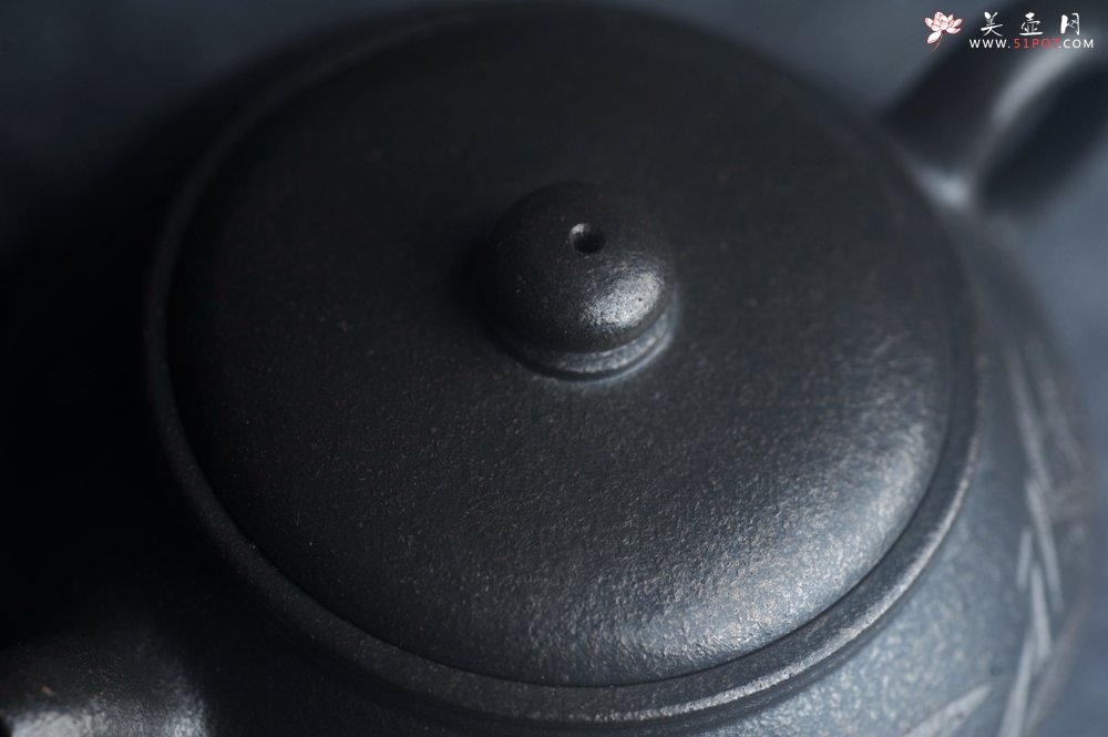 紫砂壶图片：美壶特惠 精品柴烧青灰泥卡盖虚扁紫砂壶刻竹特文气 - 全手工紫砂壶网