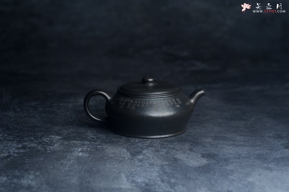 紫砂壶图片：美壶特惠 精品柴烧青灰泥卡盖虚扁紫砂壶刻竹特文气 - 全手工紫砂壶网