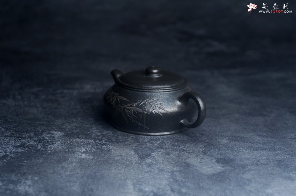 紫砂壶图片：美壶特惠 精品柴烧青灰泥卡盖虚扁紫砂壶刻竹特文气 - 全手工紫砂壶网