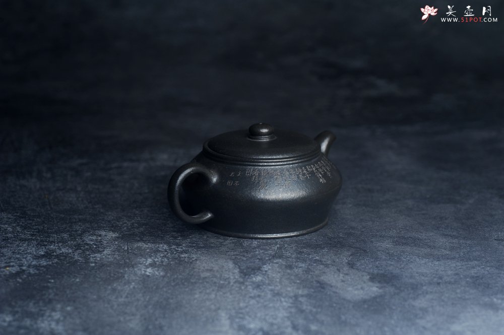 紫砂壶图片：美壶特惠 精品柴烧青灰泥卡盖虚扁紫砂壶刻竹特文气 - 全手工紫砂壶网