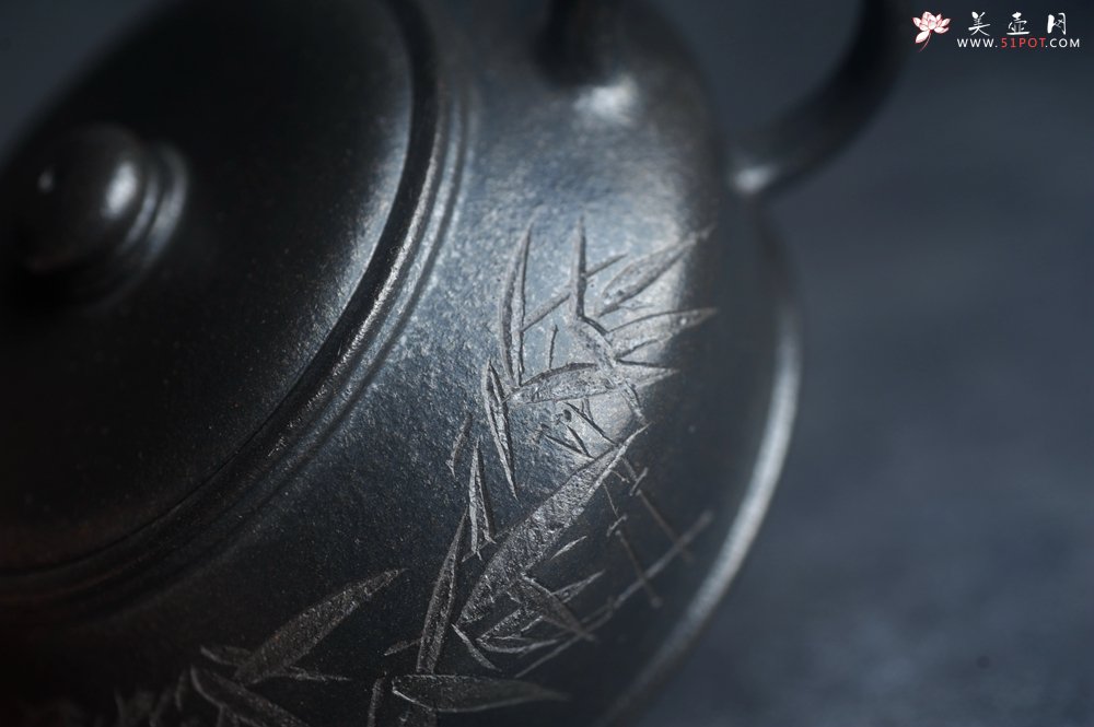 紫砂壶图片：美壶特惠 精品柴烧青灰泥卡盖虚扁紫砂壶刻竹特文气 - 全手工紫砂壶网