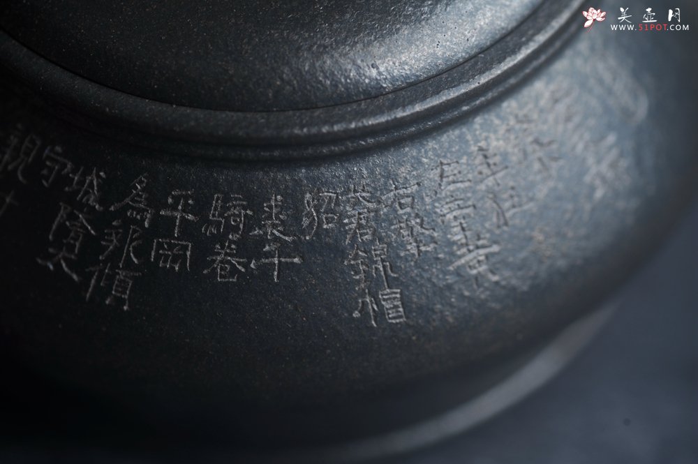 紫砂壶图片：美壶特惠 精品柴烧青灰泥卡盖虚扁紫砂壶刻竹特文气 - 全手工紫砂壶网