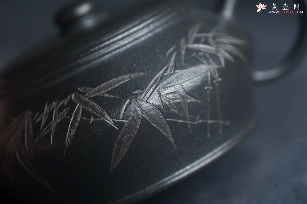 紫砂壶图片：美壶特惠 精品柴烧青灰泥卡盖虚扁紫砂壶刻竹特文气 - 全手工紫砂壶网