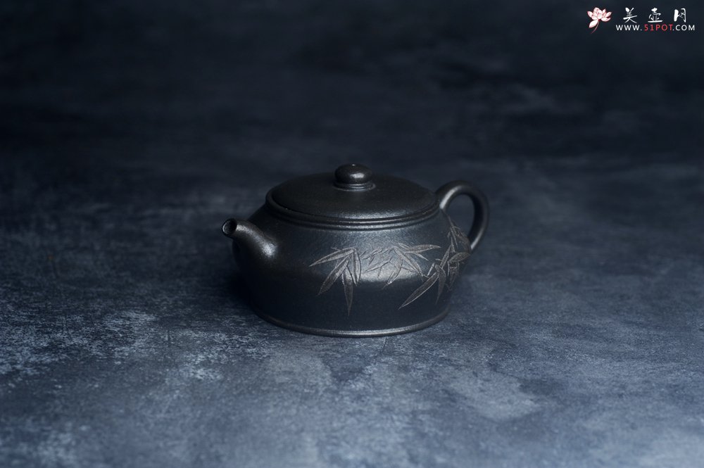 紫砂壶图片：美壶特惠 精品柴烧青灰泥卡盖虚扁紫砂壶刻竹特文气 - 全手工紫砂壶网