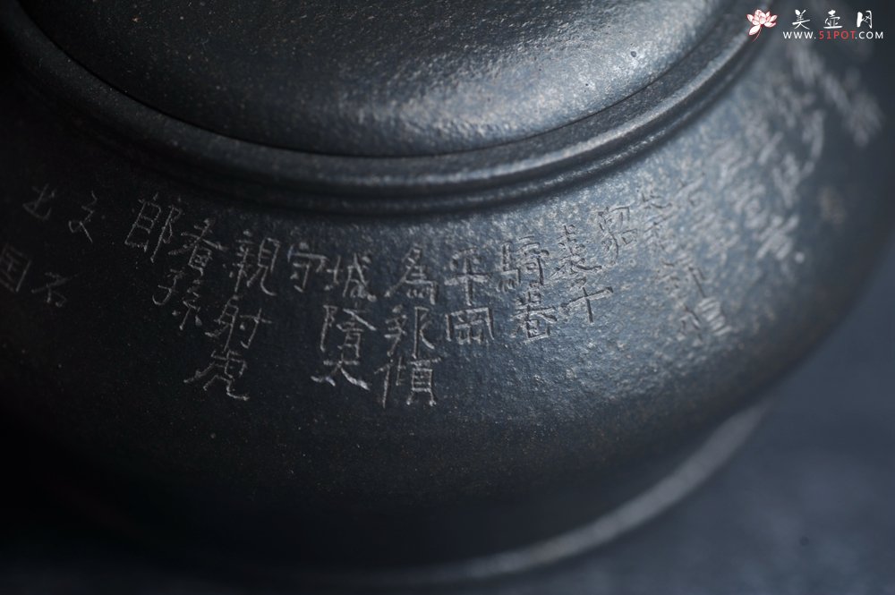 紫砂壶图片：美壶特惠 精品柴烧青灰泥卡盖虚扁紫砂壶刻竹特文气 - 全手工紫砂壶网