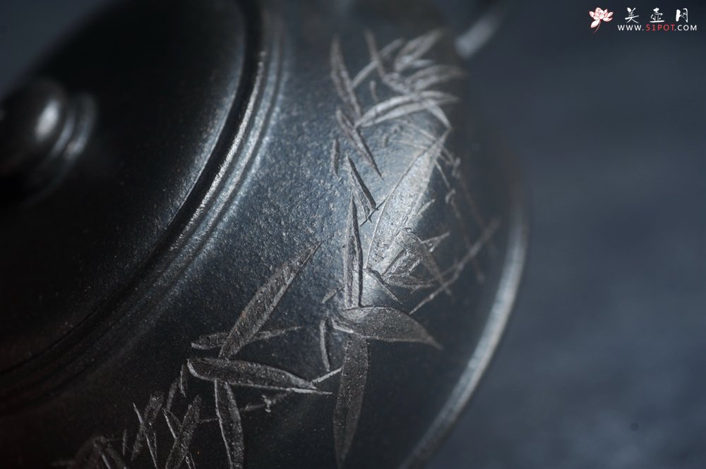 紫砂壶图片：美壶特惠 精品柴烧青灰泥卡盖虚扁紫砂壶刻竹特文气 - 全手工紫砂壶网