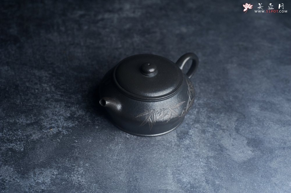 紫砂壶图片：美壶特惠 精品柴烧青灰泥卡盖虚扁紫砂壶刻竹特文气 - 全手工紫砂壶网