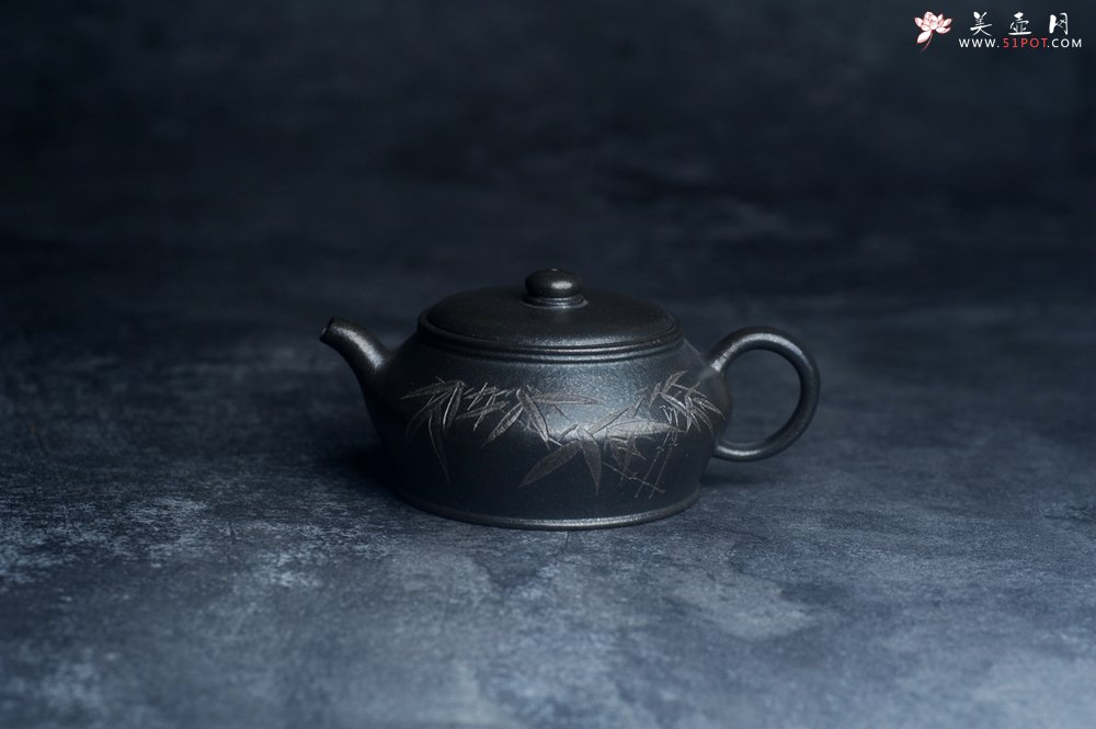 紫砂壶图片：美壶特惠 精品柴烧青灰泥卡盖虚扁紫砂壶刻竹特文气 - 全手工紫砂壶网