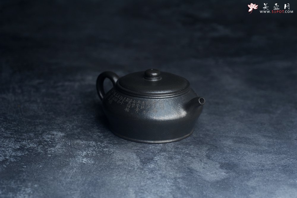 紫砂壶图片：美壶特惠 精品柴烧青灰泥卡盖虚扁紫砂壶刻竹特文气 - 全手工紫砂壶网