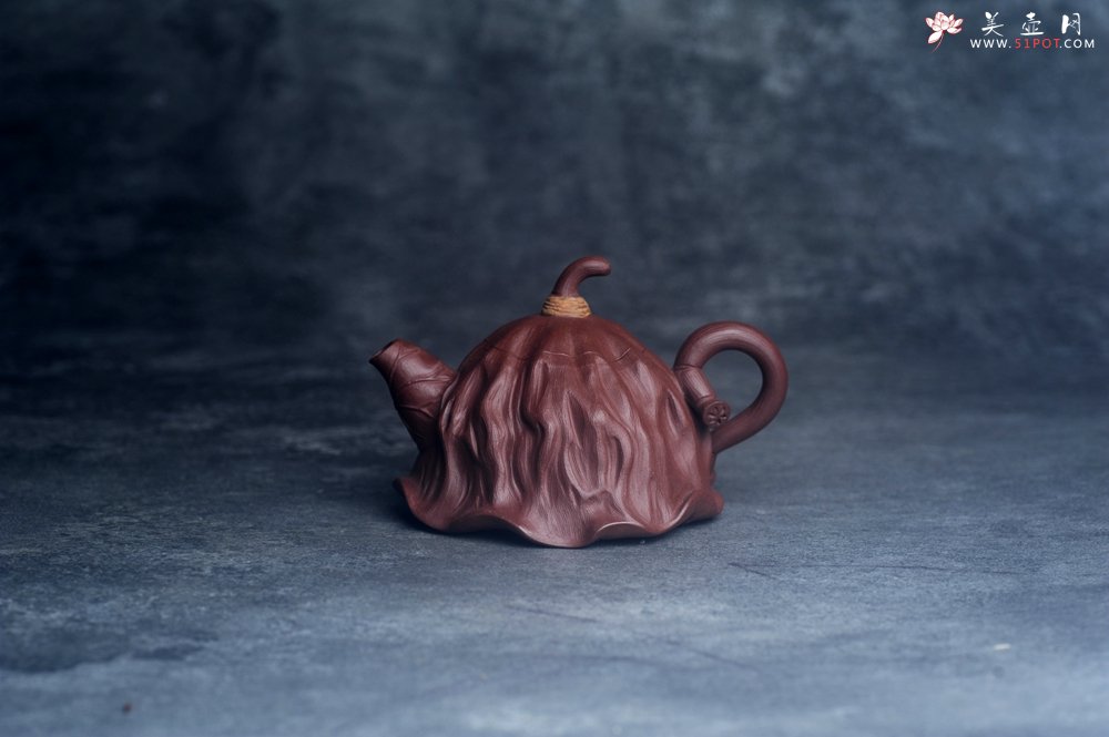 紫砂壶图片：美壶特惠 优质紫泥莲蓬壶 肌理丰富生动 茶人醉爱 - 全手工紫砂壶网