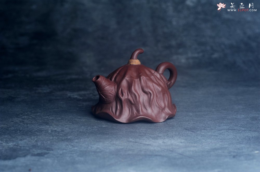 紫砂壶图片：美壶特惠 优质紫泥莲蓬壶 肌理丰富生动 茶人醉爱 - 全手工紫砂壶网
