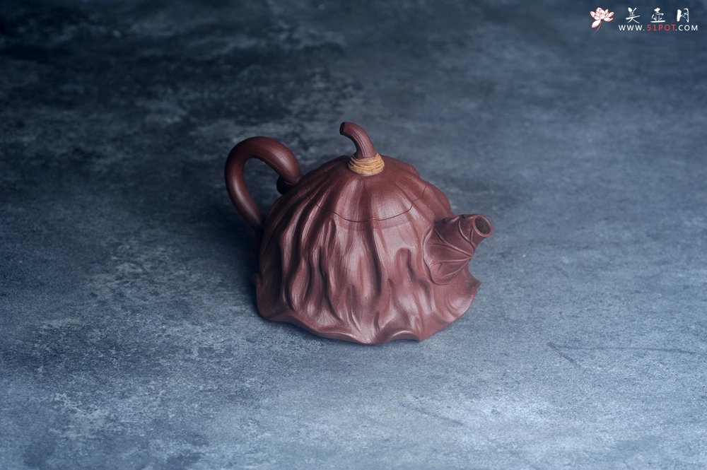 紫砂壶图片：美壶特惠 优质紫泥莲蓬壶 肌理丰富生动 茶人醉爱 - 全手工紫砂壶网