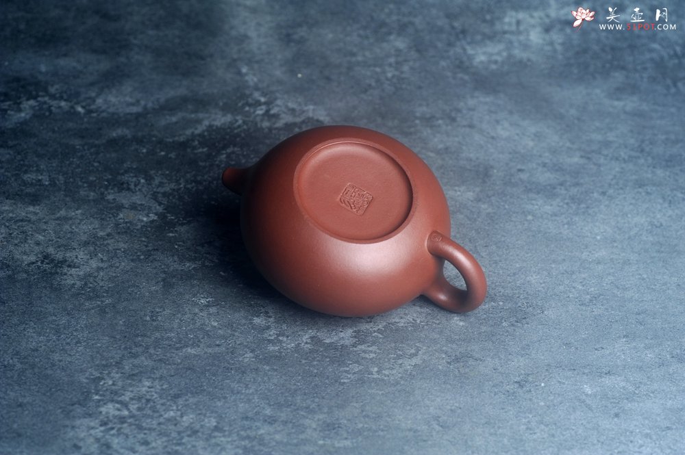 紫砂壶图片：美壶特惠 特好清水泥扁古壶 茶人醉爱 - 全手工紫砂壶网