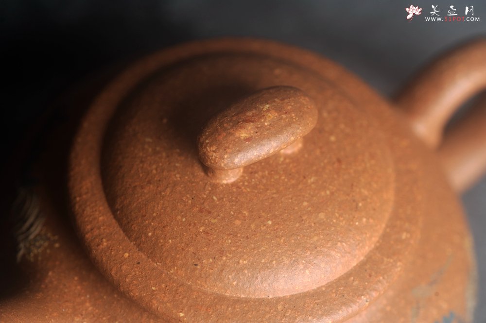 紫砂壶图片：美壶特惠 优质粗砂降坡泥桥钮合欢紫砂壶 泥绘山水 特文气 - 全手工紫砂壶网