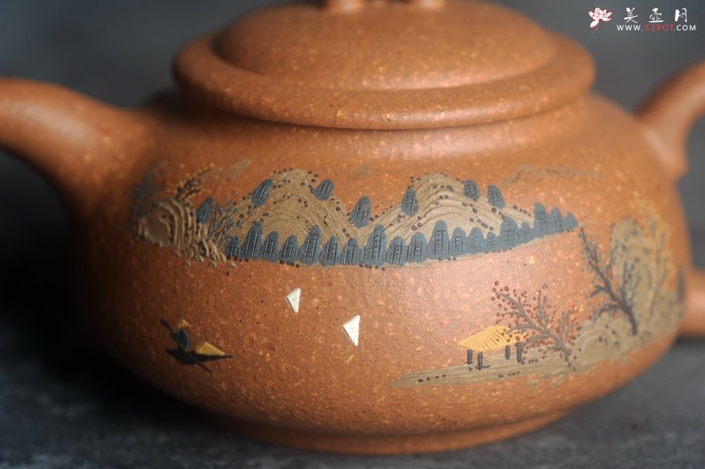 紫砂壶图片：美壶特惠 优质粗砂降坡泥桥钮合欢紫砂壶 泥绘山水 特文气 - 全手工紫砂壶网