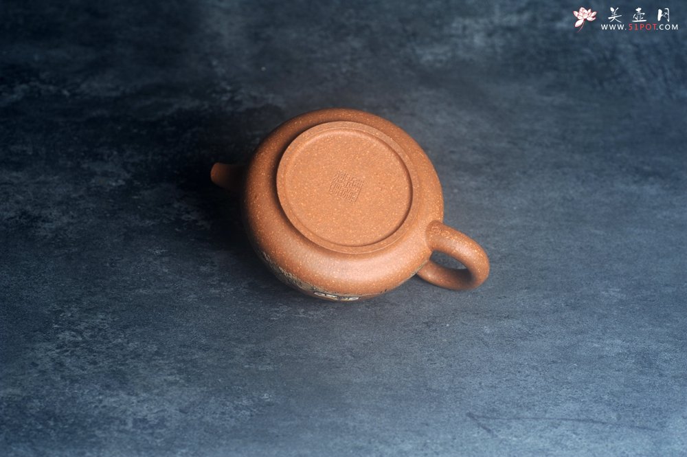 紫砂壶图片：美壶特惠 优质粗砂降坡泥桥钮合欢紫砂壶 泥绘山水 特文气 - 全手工紫砂壶网