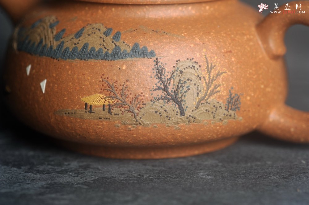 紫砂壶图片：美壶特惠 优质粗砂降坡泥桥钮合欢紫砂壶 泥绘山水 特文气 - 全手工紫砂壶网