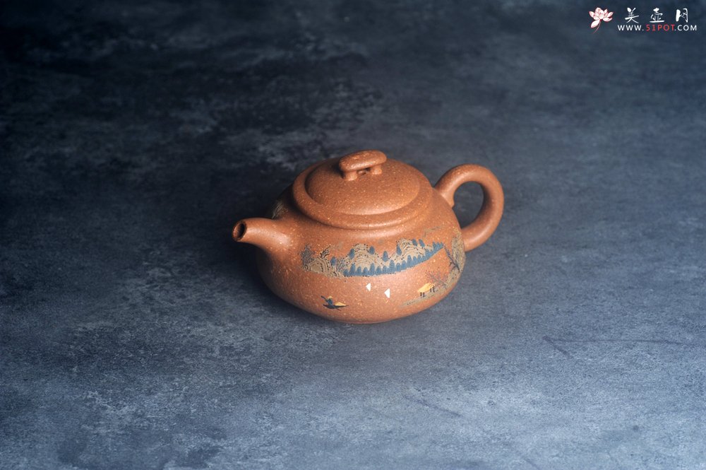 紫砂壶图片：美壶特惠 优质粗砂降坡泥桥钮合欢紫砂壶 泥绘山水 特文气 - 全手工紫砂壶网