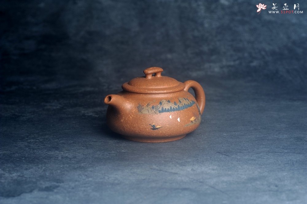 紫砂壶图片：美壶特惠 优质粗砂降坡泥桥钮合欢紫砂壶 泥绘山水 特文气 - 全手工紫砂壶网