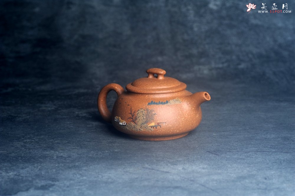 紫砂壶图片：美壶特惠 优质粗砂降坡泥桥钮合欢紫砂壶 泥绘山水 特文气 - 全手工紫砂壶网