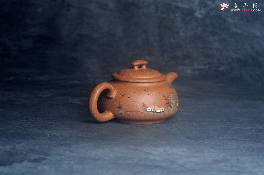 紫砂壶图片：美壶特惠 优质粗砂降坡泥桥钮合欢紫砂壶 泥绘山水 特文气 - 全手工紫砂壶网