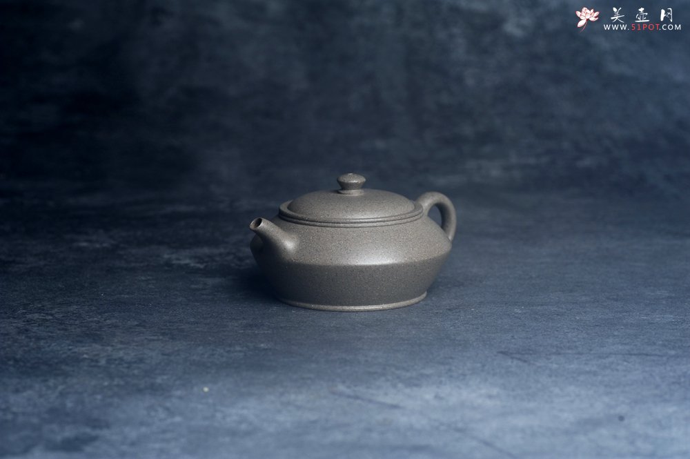 紫砂壶图片：美壶特惠 特好芝麻绿泥小虚扁壶 茶人醉爱 - 全手工紫砂壶网