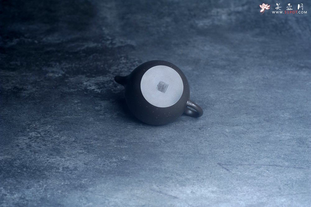 紫砂壶图片：美壶特惠 特好黑泥铺砂莲子壶 茶人醉爱 - 全手工紫砂壶网