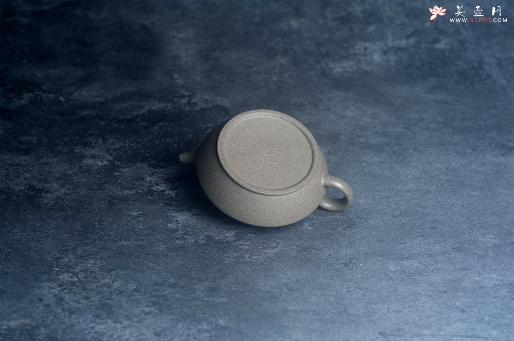 紫砂壶图片：美壶特惠 特好芝麻绿泥小虚扁壶 茶人醉爱 - 全手工紫砂壶网