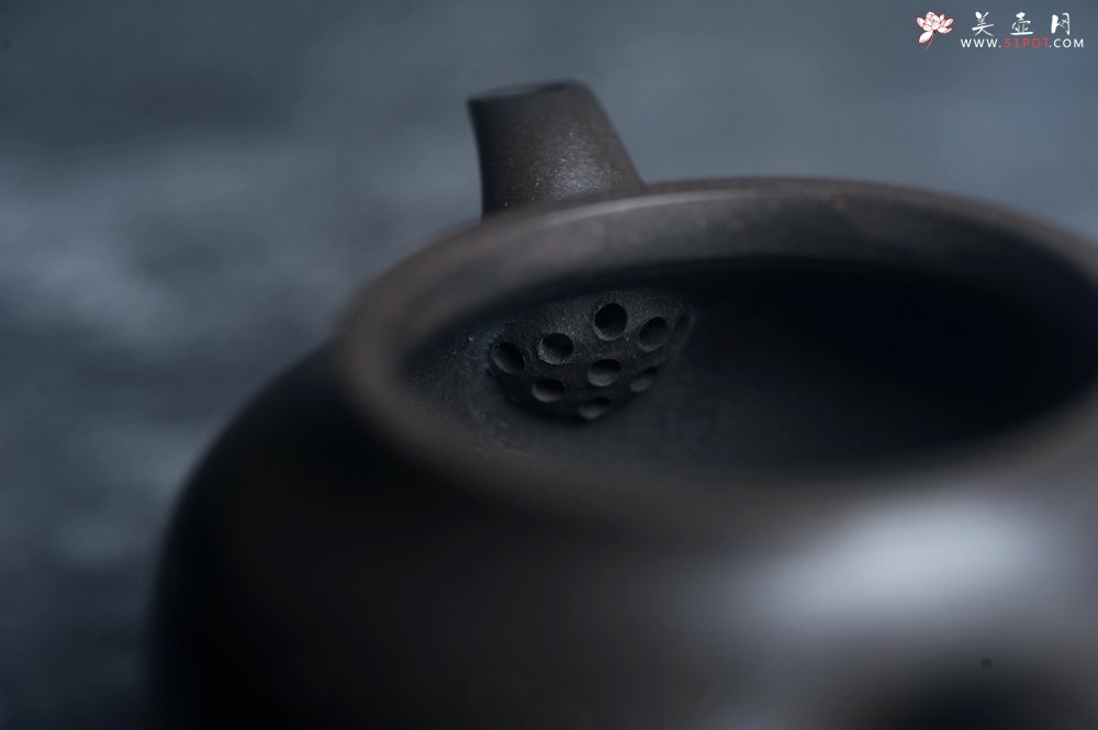 紫砂壶图片：美壶特惠 特好黑泥铺砂莲子壶 茶人醉爱 - 全手工紫砂壶网