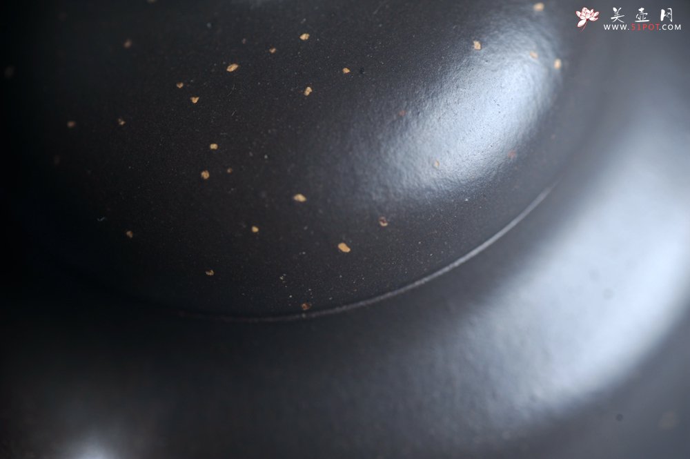 紫砂壶图片：美壶特惠 特好黑泥铺砂莲子壶 茶人醉爱 - 全手工紫砂壶网