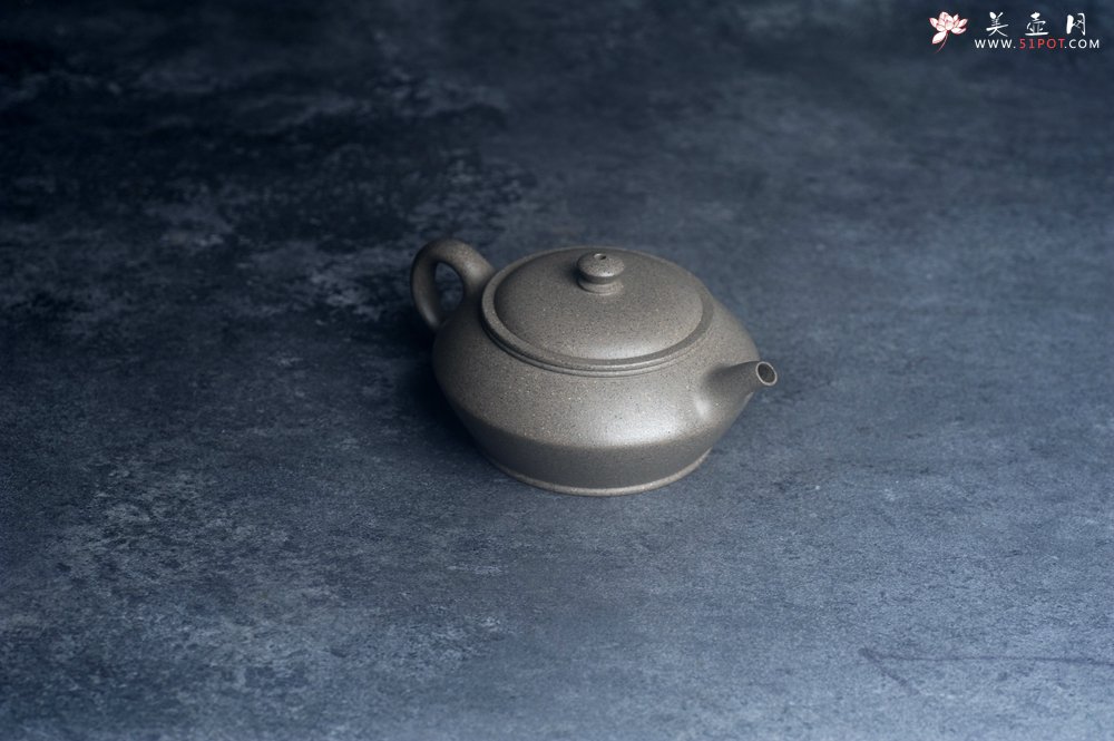 紫砂壶图片：美壶特惠 特好芝麻绿泥小虚扁壶 茶人醉爱 - 全手工紫砂壶网