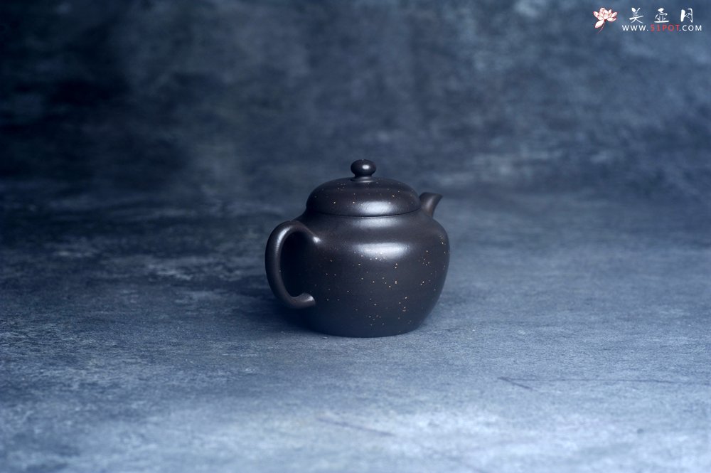 紫砂壶图片：美壶特惠 特好黑泥铺砂莲子壶 茶人醉爱 - 全手工紫砂壶网