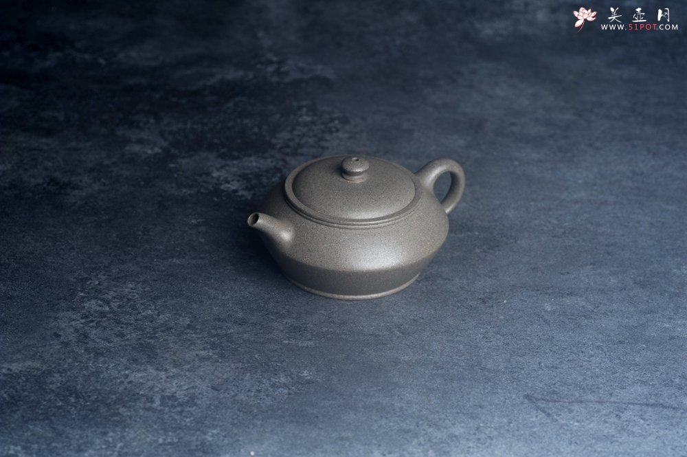 紫砂壶图片：美壶特惠 特好芝麻绿泥小虚扁壶 茶人醉爱 - 全手工紫砂壶网
