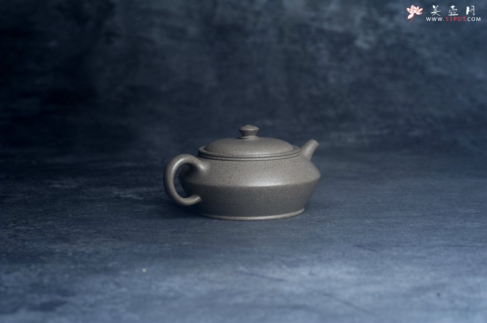 紫砂壶图片：美壶特惠 特好芝麻绿泥小虚扁壶 茶人醉爱 - 全手工紫砂壶网