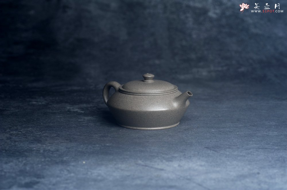 紫砂壶图片：美壶特惠 特好芝麻绿泥小虚扁壶 茶人醉爱 - 全手工紫砂壶网