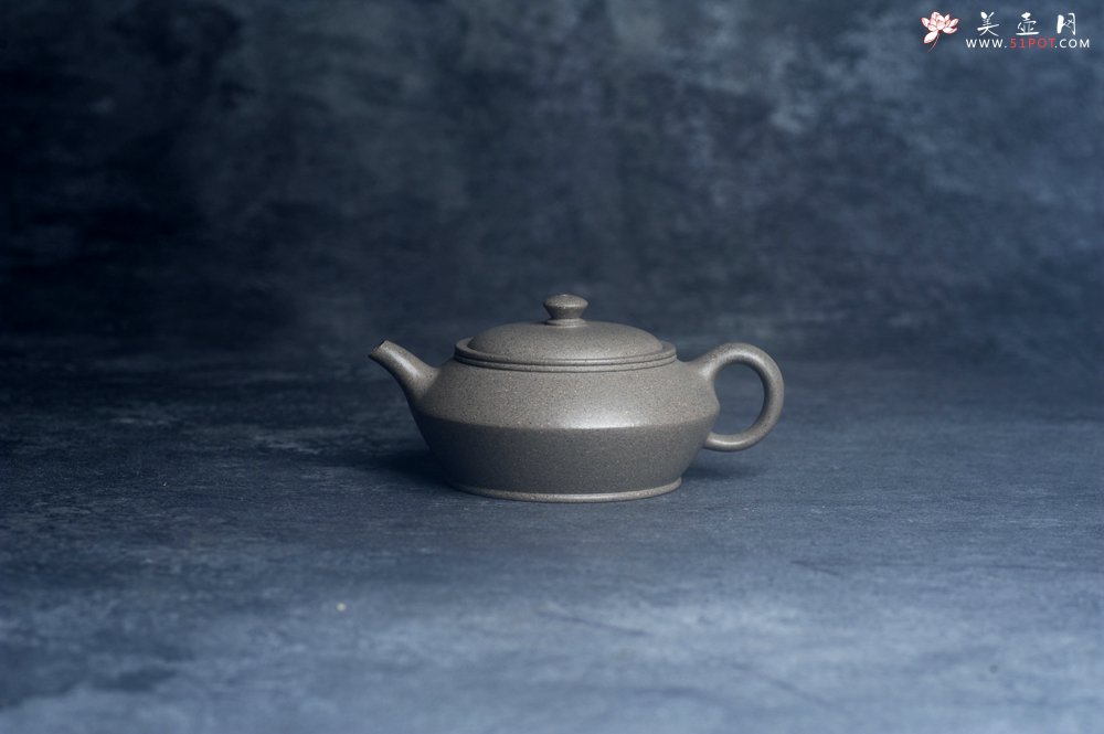 紫砂壶图片：美壶特惠 特好芝麻绿泥小虚扁壶 茶人醉爱 - 全手工紫砂壶网