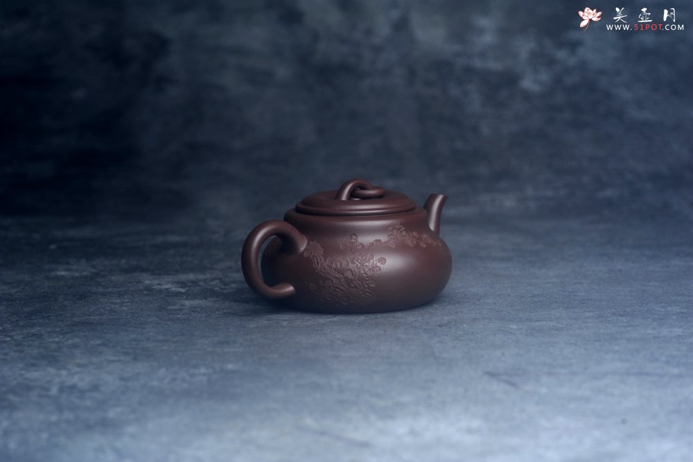 紫砂壶图片：美壶特惠 特好老紫泥墨梅壶 茶人醉爱 - 全手工紫砂壶网