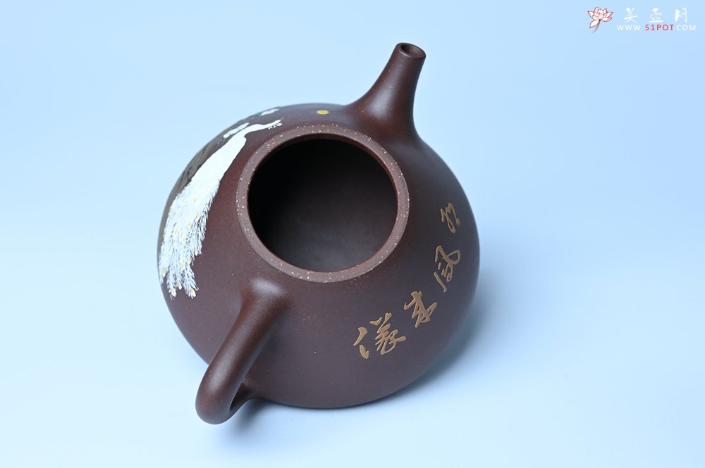 紫砂壶图片：实力派工艺师周斌全手工紫玉金砂子冶石瓢 刻绘孔雀 特文气 - 全手工紫砂壶网