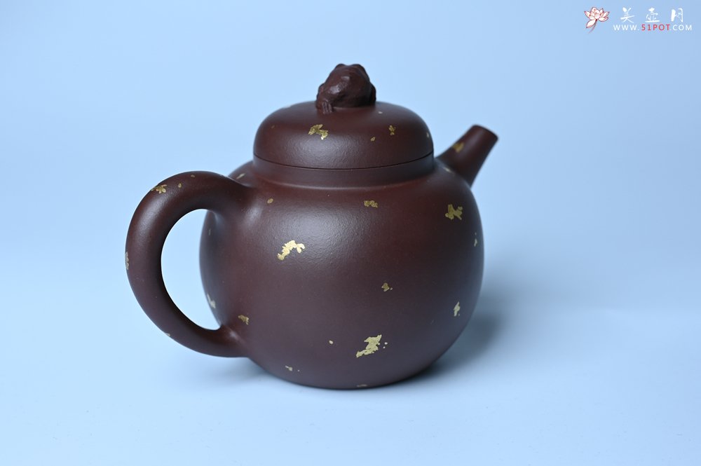 紫砂壶图片：潜力股周小培 全手工原创招财壶200cc 金蟾屹立于壶盖 撒金工艺铺满壶身 寓意黄金落满地 招财进宝 - 全手工紫砂壶网