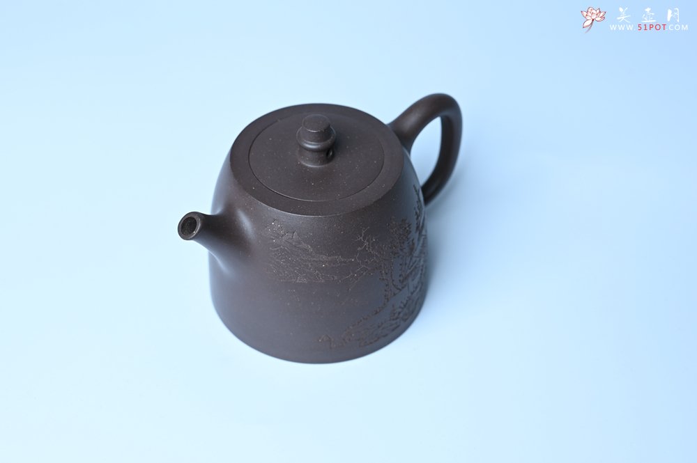 紫砂壶图片：美壶特惠 老紫泥精致山水汉铎壶 茶人醉爱 - 全手工紫砂壶网