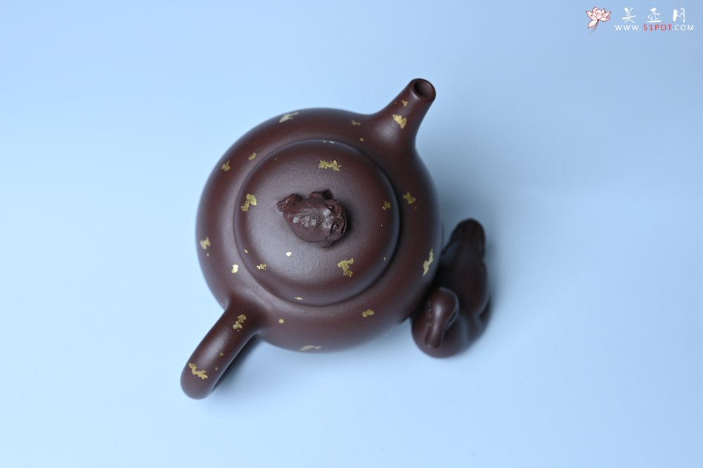 紫砂壶图片：潜力股周小培 全手工原创招财壶200cc 金蟾屹立于壶盖 撒金工艺铺满壶身 寓意黄金落满地 招财进宝 - 全手工紫砂壶网