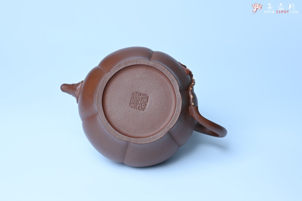 紫砂壶图片：美壶特惠 贴花活灵活现 精致荷花壶 茶人醉爱 - 全手工紫砂壶网