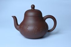 紫砂壶图片：毛国强入室弟子黄云初 特好老紫泥梨形壶 名家何水法书法＂壶在自香＂ 刘世涛伯陶刻 - 全手工紫砂壶网