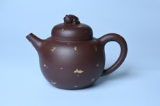 紫砂壶图片：潜力股周小培 全手工原创招财壶200cc 金蟾屹立于壶盖 撒金工艺铺满壶身 寓意黄金落满地 招财进宝 - 全手工紫砂壶网
