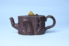 紫砂壶图片：美壶特惠 精致老紫泥佛手壶 肌理生动 底部刻佛手祥云特文气 - 全手工紫砂壶网