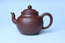 紫砂壶图片：油润黄龙山4号深井红皮龙 全手工高灯壶 文气装饰人物 道法自然 - 全手工紫砂壶网